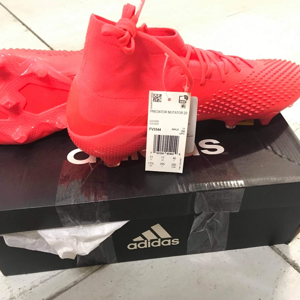 PREDATOR MUTATOR Size 11 20.1 FIRM GROUND CLEATS